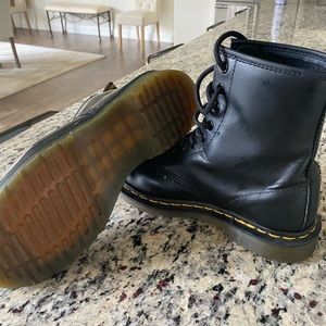 DR. MARTENS 1460 LACEUP Women